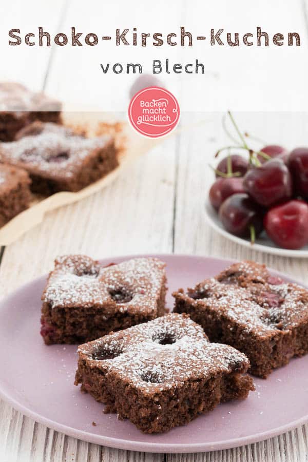 Dieser saftige Schoko-Kirschkuchen vom Blech vereint leicht herbe Zartbitterschokolade und fruchtig süße Kirschen. Der Schokoladenkuchen mit Kirschen ist ein echtes Geschmackserlebnis und ein toller Snack für den Sommer. #schoko #schokoladenkuchen #kuchen #kirschen #kirschkuchen #schokolade #backenmachtglücklich