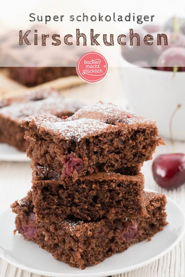 Dieser saftige Schoko-Kirschkuchen vom Blech vereint leicht herbe Zartbitterschokolade und fruchtig süße Kirschen. Der Schokoladenkuchen mit Kirschen ist ein echtes Geschmackserlebnis und ein toller Snack für den Sommer. #schoko #schokoladenkuchen #kuchen #kirschen #kirschkuchen #schokolade #backenmachtglücklich