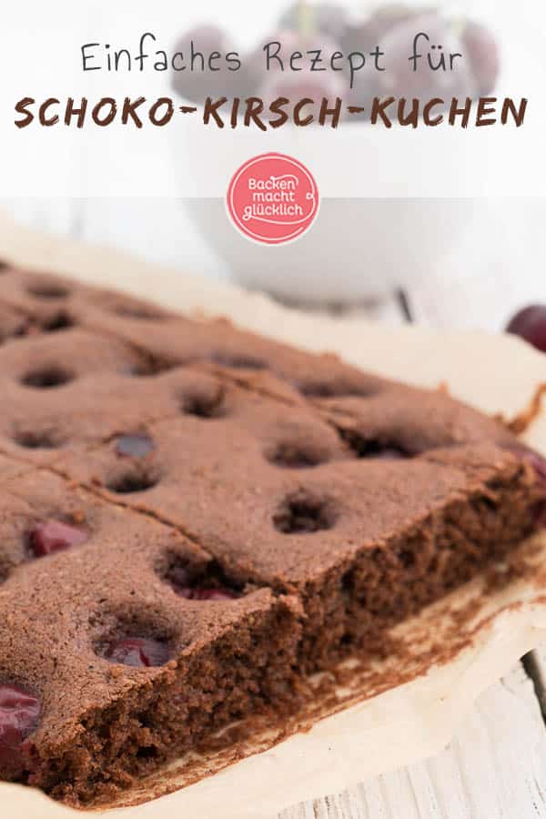 Dieser saftige Schoko-Kirschkuchen vom Blech vereint leicht herbe Zartbitterschokolade und fruchtig süße Kirschen. Der Schokoladenkuchen mit Kirschen ist ein echtes Geschmackserlebnis und ein toller Snack für den Sommer. #schoko #schokoladenkuchen #kuchen #kirschen #kirschkuchen #schokolade #backenmachtglücklich