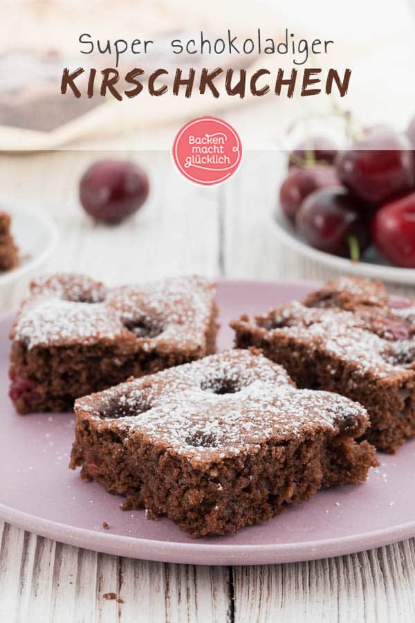 Dieser saftige Schoko-Kirschkuchen vom Blech vereint leicht herbe Zartbitterschokolade und fruchtig süße Kirschen. Der Schokoladenkuchen mit Kirschen ist ein echtes Geschmackserlebnis und ein toller Snack für den Sommer. #schoko #schokoladenkuchen #kuchen #kirschen #kirschkuchen #schokolade #backenmachtglücklich