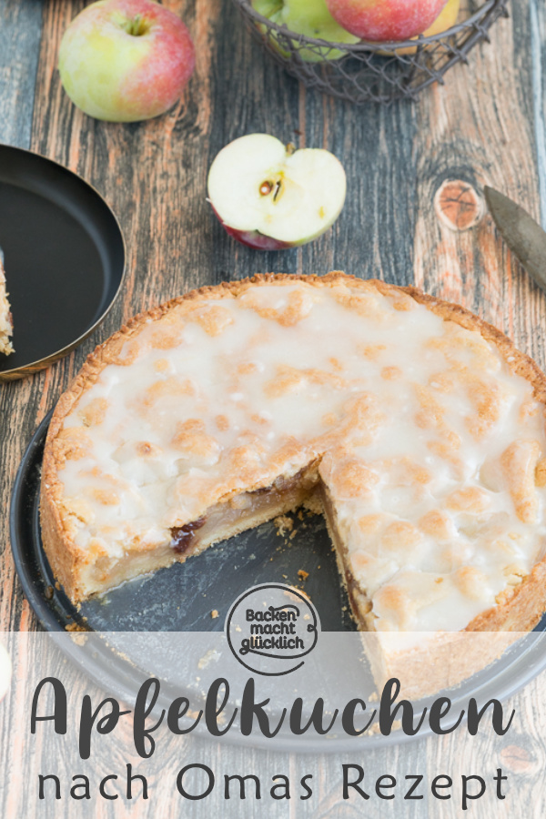 Omas gedeckter Apfelkuchen mit Mürbeteig und Zuckerguss schmeckt einfach köstlich. Mürbe, fruchtig, fein!