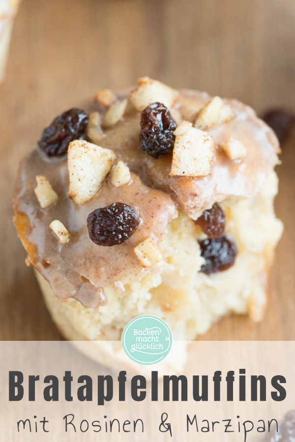 Sehr saftige Bratapfelmuffins mit Marzipan, Mandeln und Rosinen. Das perfekte Soulfood für Herbst und Winter!