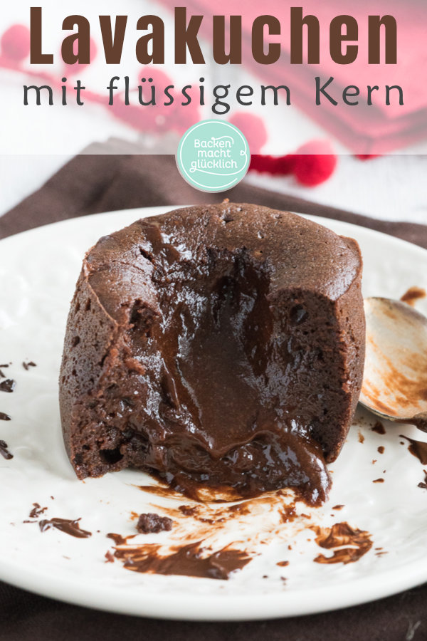 Sündhaft lecker und absolut verführerisch: Heute gibt´s Lava Cake, herrliche kleine Schokotörtchen mit flüssigem Kern! Wer Schokolade (und Teigschlecken) mag, wird dieses Rezept für kleine Lava Kuchen lieben. Die warmen Schokotörtchen eignen sich für besondere Desserts nach einem festlichen Menü – aber auch als Seelenschmeichler an trüben Nachmittagen