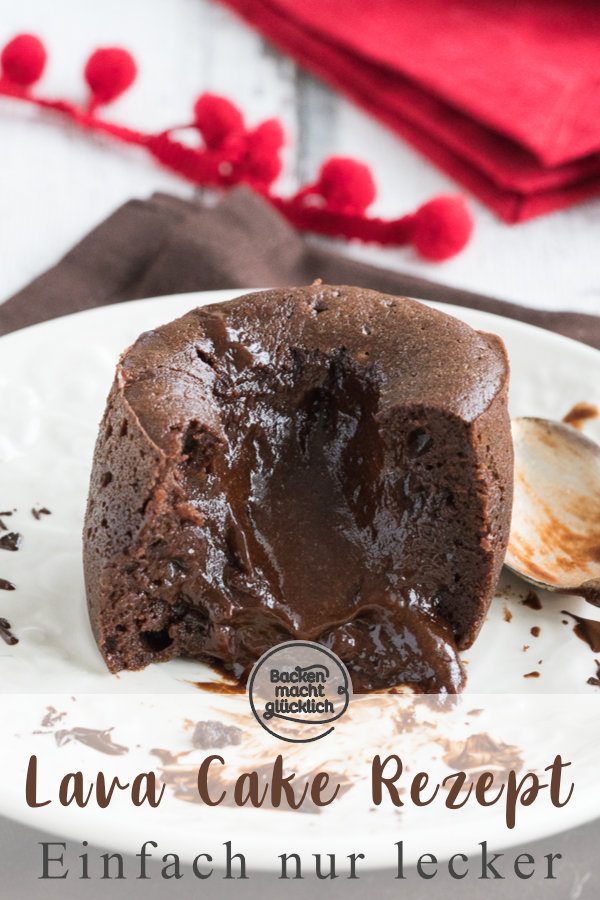 Sündhaft lecker und absolut verführerisch: Heute gibt´s Lava Cake, herrliche kleine Schokotörtchen mit flüssigem Kern! Wer Schokolade (und Teigschlecken) mag, wird dieses Rezept für kleine Lava Kuchen lieben. Die warmen Schokotörtchen eignen sich für besondere Desserts nach einem festlichen Menü – aber auch als Seelenschmeichler an trüben Nachmittagen