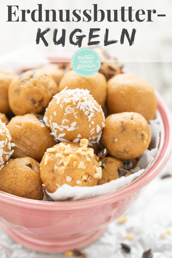 Tolle Powerbällchen: Diese Erdnussbutter Protein Balls schmecken wie Cookie-Teig, geben aber gesunde Energie. Die gesunden Protein Kugeln sind auch vegan sowie glutenfrei möglich.