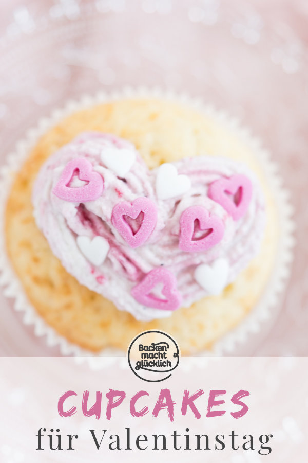 Tolles Grundrezept für köstliche Muffins mit Herz. Die Herz-Cupcakes eignen sich super um der Mama zum Muttertag eine Freude zu machen: Einfache und schnelle Muttertags-Cupcakes!