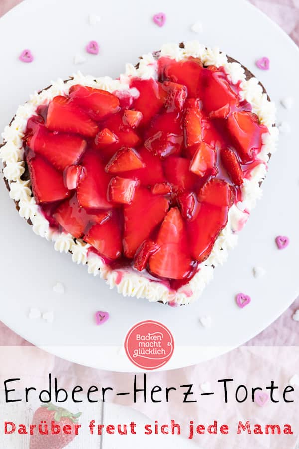 Köstliches Erdbeerherz: Diese einfache Erdbeer-Herz-Torte ohne Spezialbackform ist perfekt für besondere Anlässe wie Muttertag, Hochzeit u0026 Geburtstag.