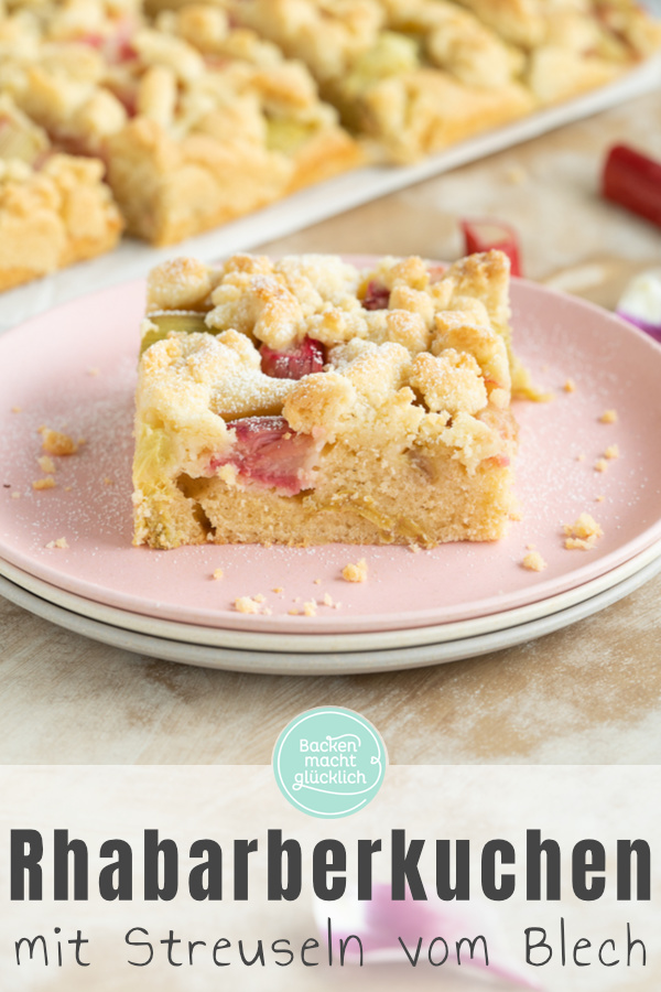 Saftiger Rhabarberkuchen mit Streuseln vom Blech: Omas Kreation ist so lecker ► Am besten gleich nachbacken & genießen!