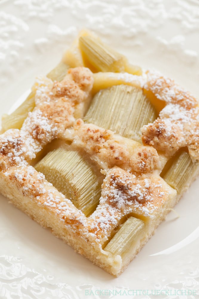 Saftiger Rhabarberkuchen mit Streuseln vom Blech: Omas Kreation ist so lecker ► Am besten gleich nachbacken & genießen!