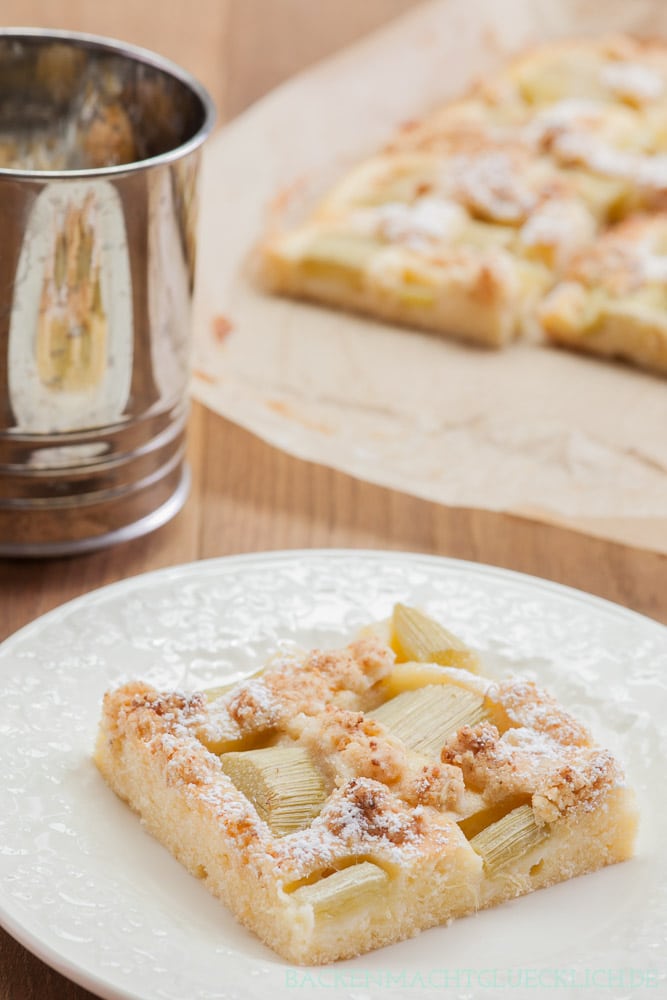 Saftiger Rhabarberkuchen mit Streuseln vom Blech: Omas Kreation ist so lecker ► Am besten gleich nachbacken & genießen!