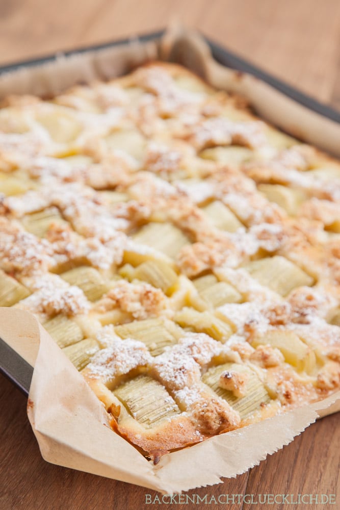 Saftiger Rhabarberkuchen mit Streuseln vom Blech: Omas Kreation ist so lecker ► Am besten gleich nachbacken & genießen!