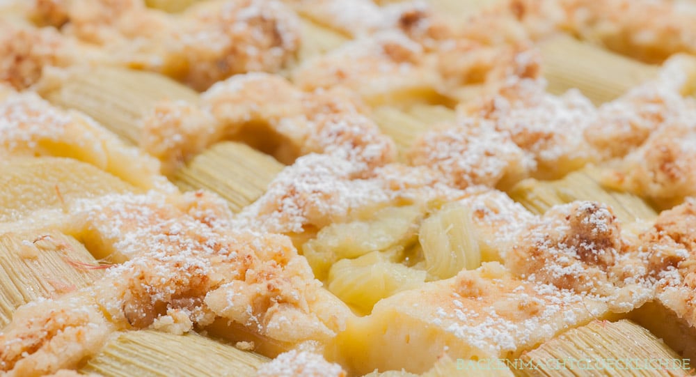 Saftiger Rhabarberkuchen mit Streuseln vom Blech: Omas Kreation ist so lecker ► Am besten gleich nachbacken & genießen!