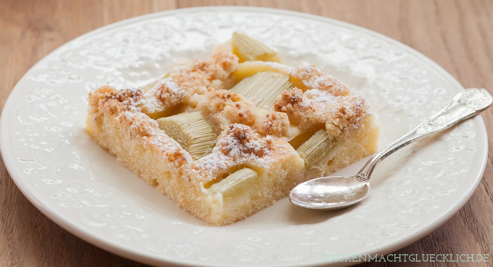 Saftiger Rhabarberkuchen mit Streuseln vom Blech: Omas Kreation ist so lecker ► Am besten gleich nachbacken & genießen!