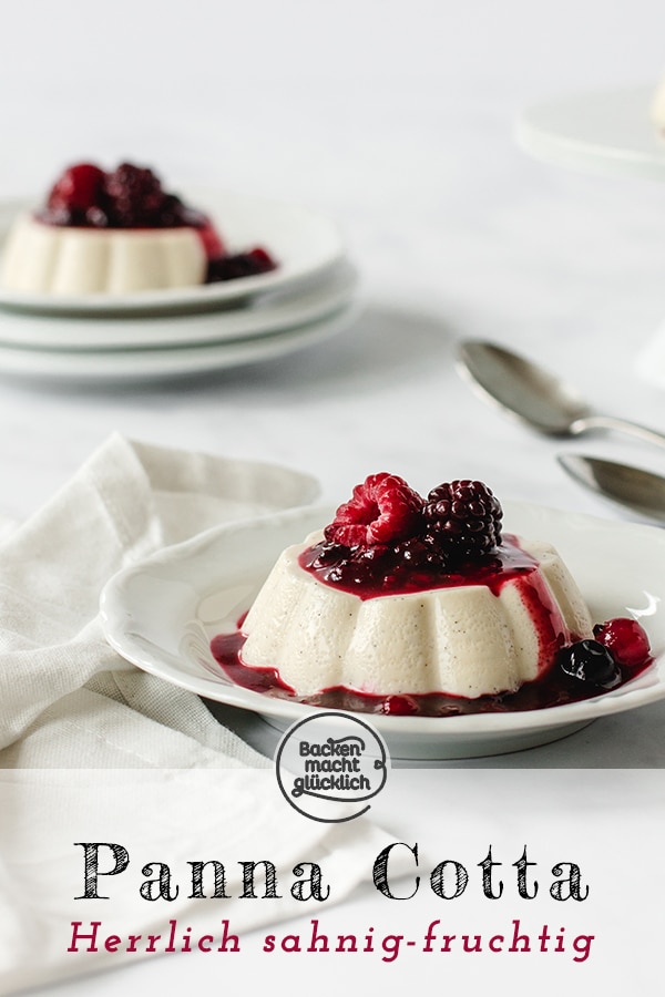 Panna Cotta mit Beerensoße, das traditionelle italienische Dessert, in einer vegetarischen Variante. Das Panna Cotta ohne Gelatine ist herrlich sahnig-fruchtig!