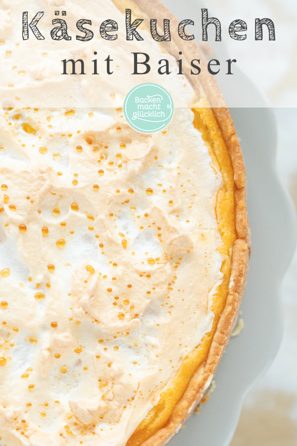 So ein Käsekuchen mit Baiserhaube vereint quasi das Beste aus mehreren Genuss-Welten in sich. Die Quarkkuchen-Masse des Käsekuchen ist super cremig; der Knetteig herrlich mürbe und knusprig. Und der Baiser-Käsekuchen sieht einfach klasse aus: Wegen der glitzernden Goldtröpfchen wird er auch Tränchenkuchen genannt.