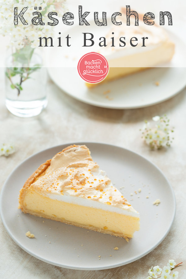 So ein Käsekuchen mit Baiserhaube vereint quasi das Beste aus mehreren Genuss-Welten in sich. Die Quarkkuchen-Masse des Käsekuchen ist super cremig; der Knetteig herrlich mürbe und knusprig. Und der Baiser-Käsekuchen sieht einfach klasse aus: Wegen der glitzernden Goldtröpfchen wird er auch Tränchenkuchen genannt.