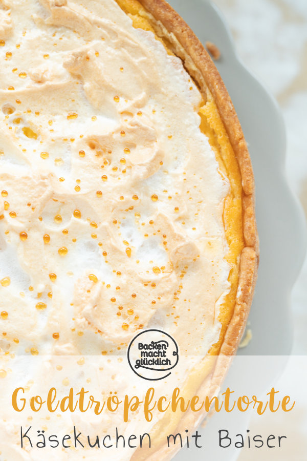 So ein Käsekuchen mit Baiserhaube vereint quasi das Beste aus mehreren Genuss-Welten in sich. Die Quarkkuchen-Masse des Käsekuchen ist super cremig; der Knetteig herrlich mürbe und knusprig. Und der Baiser-Käsekuchen sieht einfach klasse aus: Wegen der glitzernden Goldtröpfchen wird er auch Tränchenkuchen genannt.