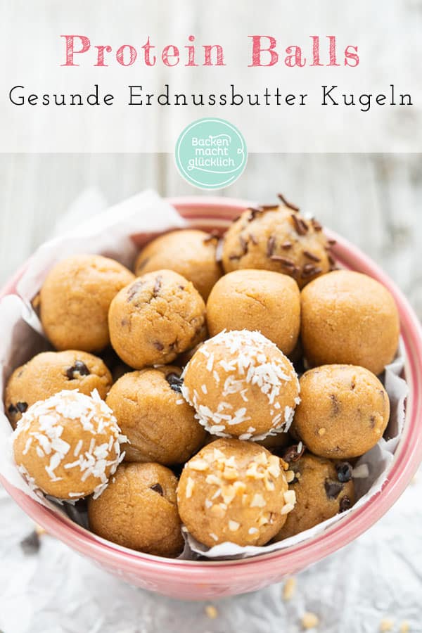 Tolle Powerbällchen: Diese Erdnussbutter Protein Balls schmecken wie Cookie-Teig, geben aber gesunde Energie. Die gesunden Protein Kugeln sind auch vegan sowie glutenfrei möglich.