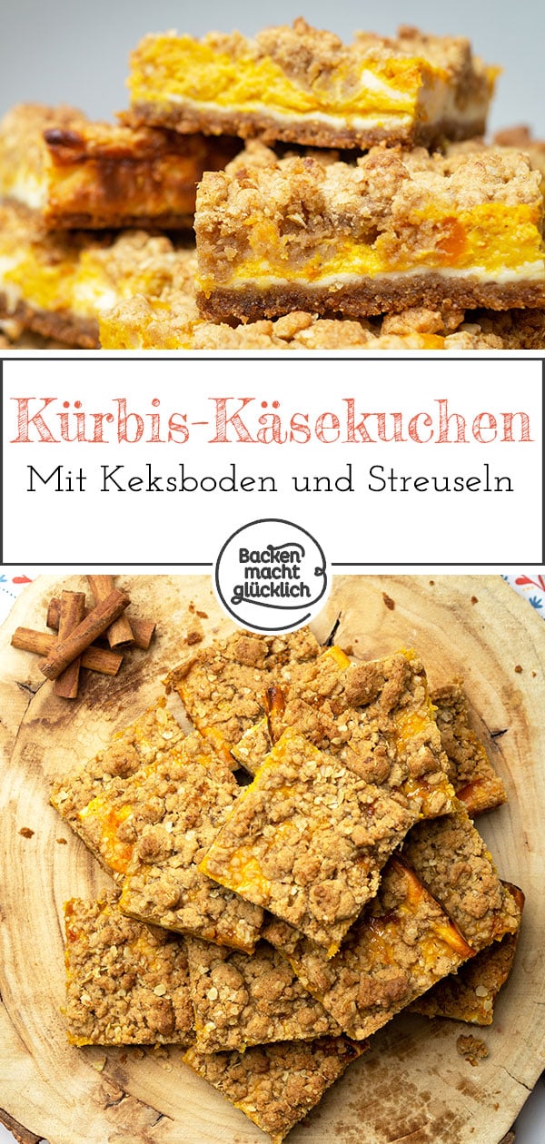 Kürbis-Cheesecake: Knuspriger Keksbröselboden, cremiger Belag, üppiges Streuseltopping. Dieser Kürbis-Käsekuchen vom Blech ist eine besonderer Herbstgenuss! Der Kürbis-Cheesecake ist ideal für Kürbisliebhaber.