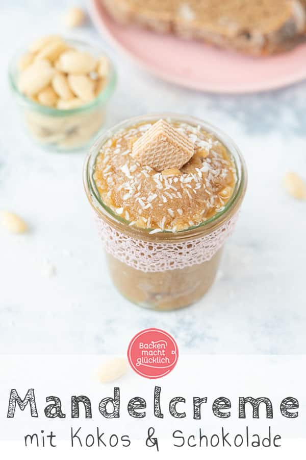 Mandel-Kokos-Creme mit weißer Schokolade: Diese Schokoladencreme im Glas ist ein himmlischer Brotaufstrich und besonderes Geschenk aus der Küche. Die Kokos-Mandel-Creme schmeckt absolut verführerisch!