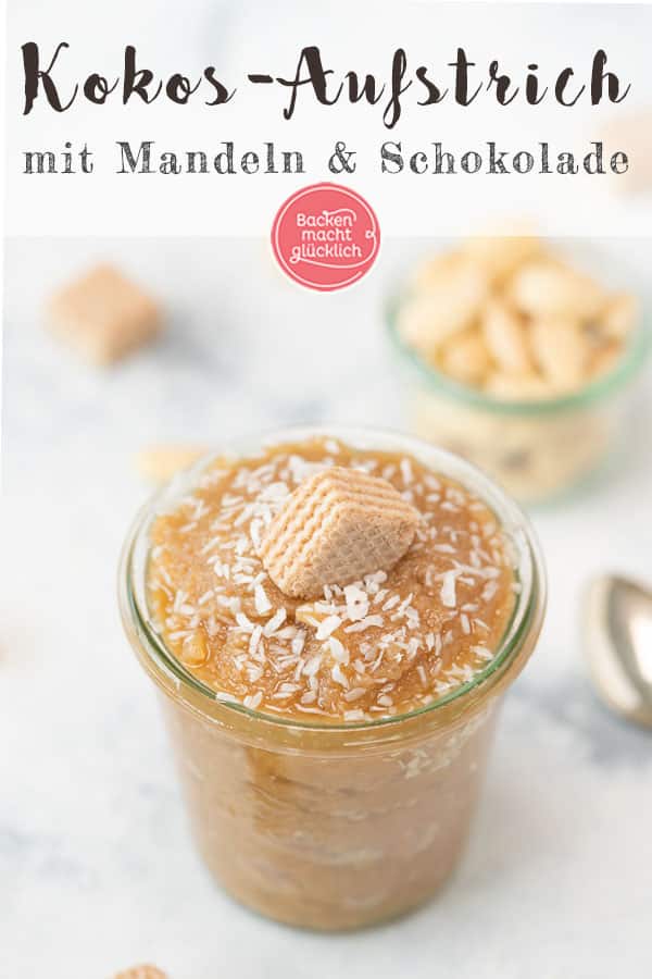 Mandel-Kokos-Creme mit weißer Schokolade: Diese Schokoladencreme im Glas ist ein himmlischer Brotaufstrich und besonderes Geschenk aus der Küche. Die Kokos-Mandel-Creme schmeckt absolut verführerisch!