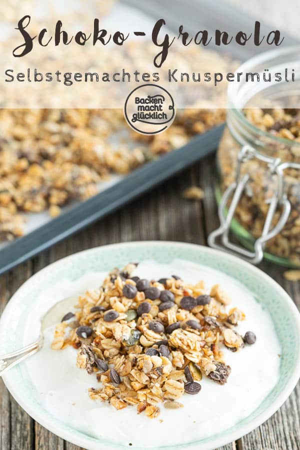 Selbstgemachtes Schoko-Nuss-Granola. Für dieses wunderbar crunchy Schokoladen-Knuspermüsli aus dem Ofen stehen selbst Morgenmuffel gerne auf!