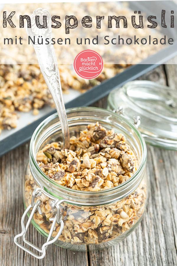 Selbstgemachtes Schoko-Nuss-Granola. Für dieses wunderbar crunchy Schokoladen-Knuspermüsli aus dem Ofen stehen selbst Morgenmuffel gerne auf!