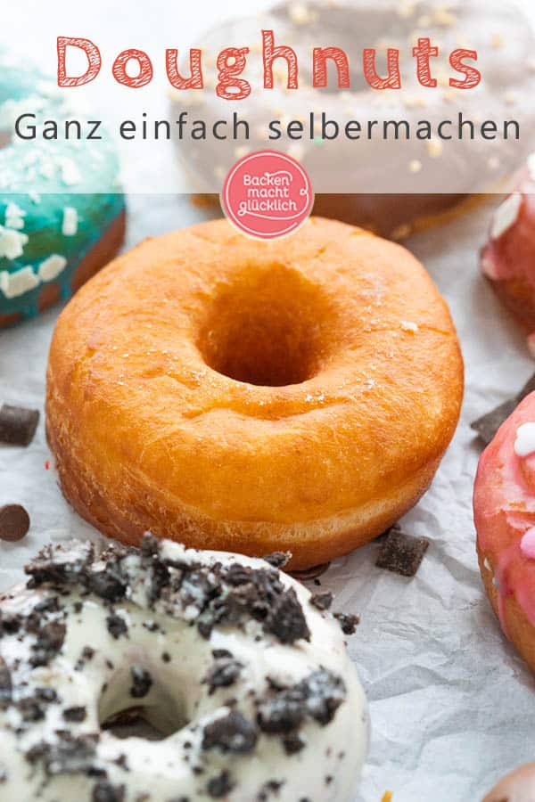 Donuts, die bekannten amerikanischen Hefeteig-Kringel, sind nicht nur super lecker, sondern auch ein echter Hingucker. Mit unserem Rezept könnt ihr Doughnuts ohne Donut Maker und Co selber machen! Genau der richtige Snack für Fasching, Karneval, Partys und Geburtstage 