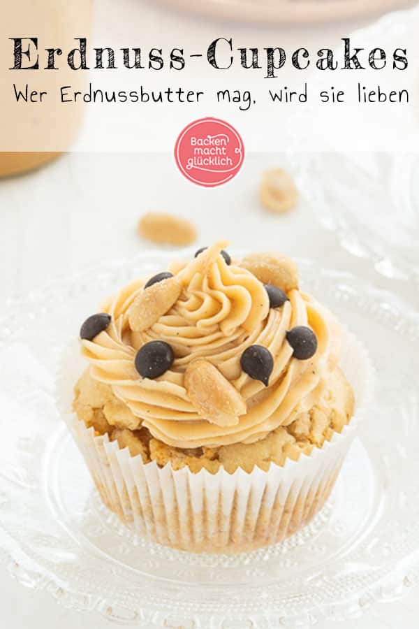 Wer Erdnussbutter mag, wird diese köstlichen Peanut Butter Cupcakes lieben. Das Beste an den Erdnussbutter-Cupcakes ist das herrlich-cremige Erdnussbutter-Frosting!