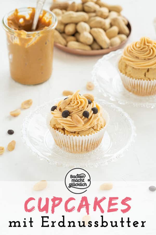 Wer Erdnussbutter mag, wird diese köstlichen Peanut Butter Cupcakes lieben. Das Beste an den Erdnussbutter-Cupcakes ist das herrlich-cremige Erdnussbutter-Frosting!