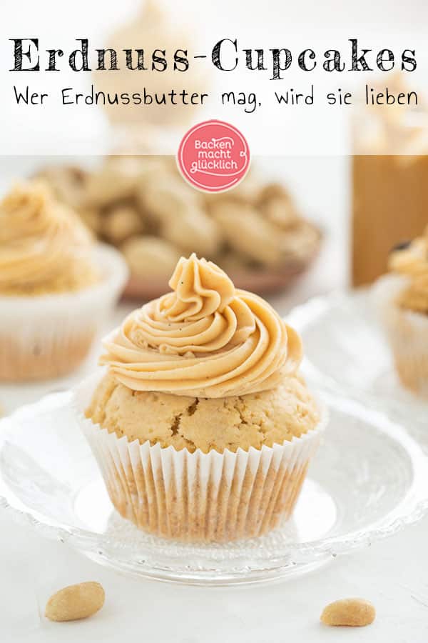 Wer Erdnussbutter mag, wird diese köstlichen Peanut Butter Cupcakes lieben. Das Beste an den Erdnussbutter-Cupcakes ist das herrlich-cremige Erdnussbutter-Frosting!