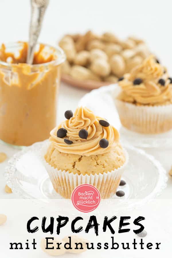 Wer Erdnussbutter mag, wird diese köstlichen Peanut Butter Cupcakes lieben. Das Beste an den Erdnussbutter-Cupcakes ist das herrlich-cremige Erdnussbutter-Frosting!