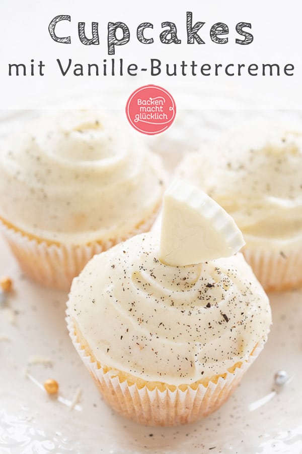 Saftige und fluffige Vanille-Cupcakes mit einem Frosting aus verführerischer Vanille-Buttercreme: Diese edlen Törtchen sind perfekt für besondere Anlässe! Toll zum Beispiel als Hochzeits-Cupcakes oder für Geburtstage