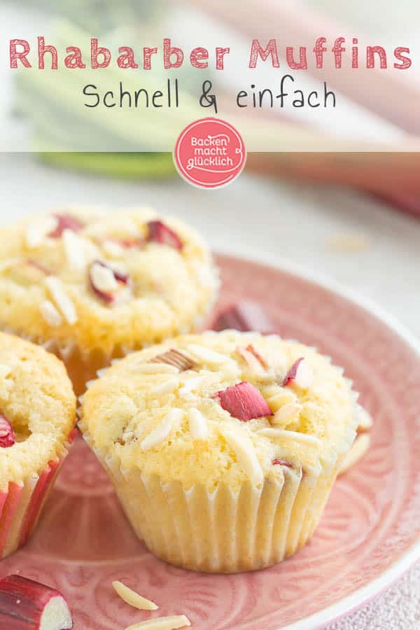 Die leckeren Rhabarbermuffins machen mit ihrer einzigartigen Mischung aus süßem und leicht säuerlichem Geschmack richtig Lust auf Frühling. Noch dazu sind die fluffigen Muffins mit Rhabarber und Mandelsplittern im Handumdrehen fertig gebacken. #muffins #rhabarber #rhabarbermuffins #frühling #rezeptemitrhabarber #backenmachtglücklich