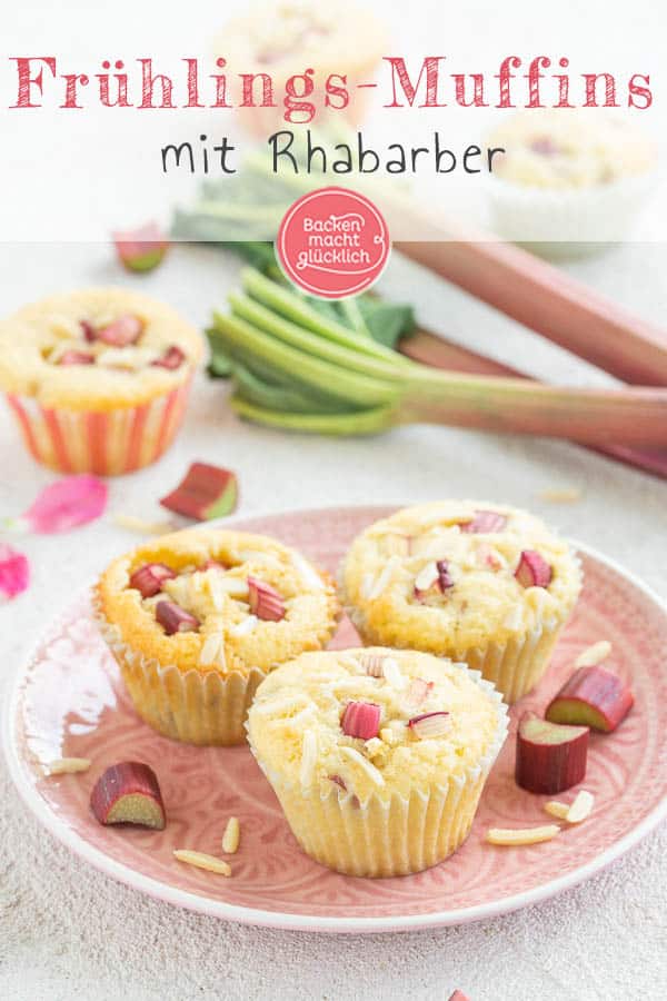 Die leckeren Rhabarbermuffins machen mit ihrer einzigartigen Mischung aus süßem und leicht säuerlichem Geschmack richtig Lust auf Frühling. Noch dazu sind die fluffigen Muffins mit Rhabarber und Mandelsplittern im Handumdrehen fertig gebacken. #muffins #rhabarber #rhabarbermuffins #frühling #rezeptemitrhabarber #backenmachtglücklich