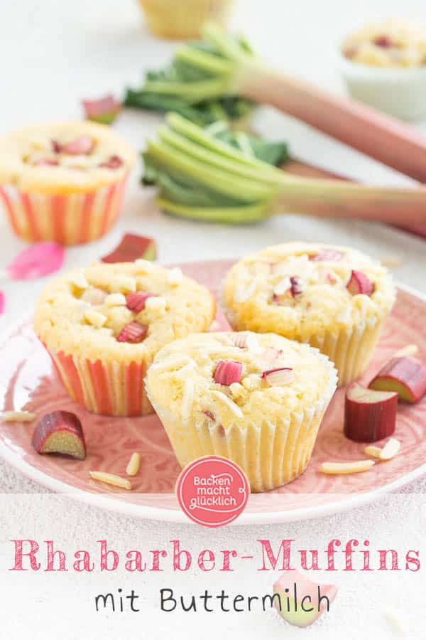 Die leckeren Rhabarbermuffins machen mit ihrer einzigartigen Mischung aus süßem und leicht säuerlichem Geschmack richtig Lust auf Frühling. Noch dazu sind die fluffigen Muffins mit Rhabarber und Mandelsplittern im Handumdrehen fertig gebacken. #muffins #rhabarber #rhabarbermuffins #frühling #rezeptemitrhabarber #backenmachtglücklich