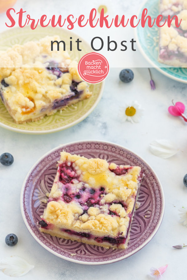 Mit dem saftigen Obst-Streusel-Kuchen vom Blech holt ihr euch einen echt köstlichen Klassiker ins Haus! Allein, wenn ich schon wieder an die knusprigen Butter-Streusel denk läuft mir das Wasser im Mund zusammen. Dieser himmlische Blechkuchen mit Obst und Streuseln kommt einfach immer gut an! #streusel #streuselkuchen #obst #obstkuchen #blechkuchen #backenmachtglücklich