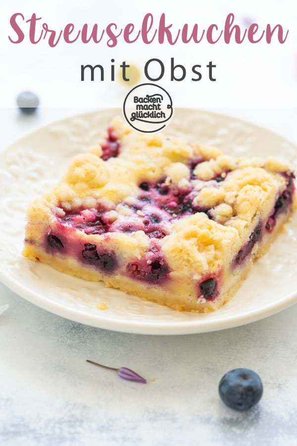 Mit dem saftigen Obst-Streusel-Kuchen vom Blech holt ihr euch einen echt köstlichen Klassiker ins Haus! Allein, wenn ich schon wieder an die knusprigen Butter-Streusel denk läuft mir das Wasser im Mund zusammen. Dieser himmlische Blechkuchen mit Obst und Streuseln kommt einfach immer gut an! #streusel #streuselkuchen #obst #obstkuchen #blechkuchen #backenmachtglücklich