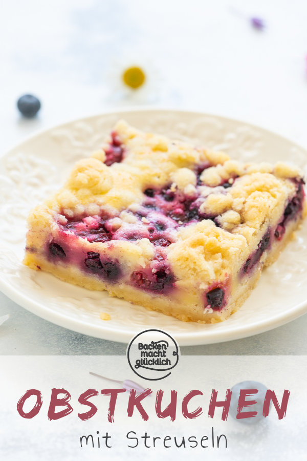 Mit dem saftigen Obst-Streusel-Kuchen vom Blech holt ihr euch einen echt köstlichen Klassiker ins Haus! Allein, wenn ich schon wieder an die knusprigen Butter-Streusel denk läuft mir das Wasser im Mund zusammen. Dieser himmlische Blechkuchen mit Obst und Streuseln kommt einfach immer gut an! #streusel #streuselkuchen #obst #obstkuchen #blechkuchen #backenmachtglücklich
