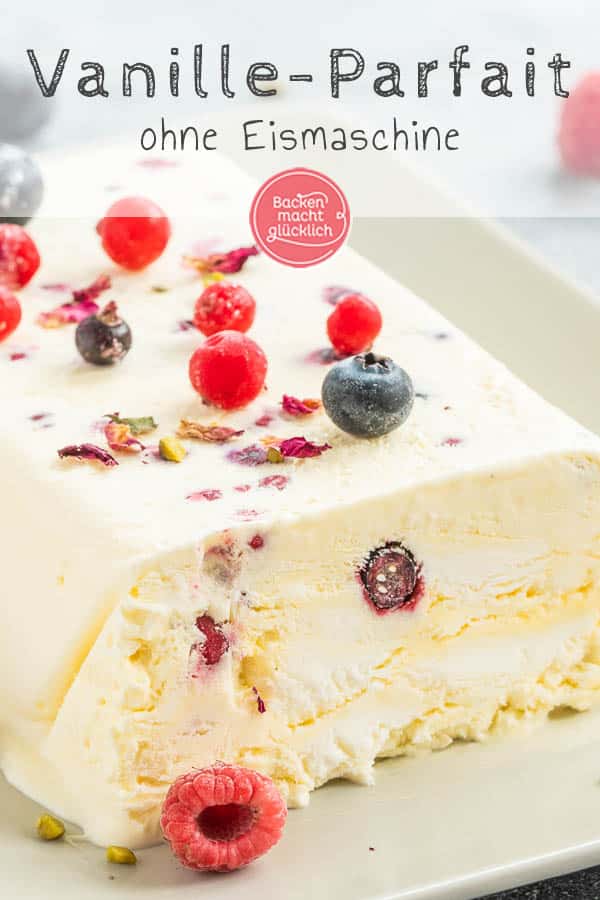 Bei diesem einfachen Sommerrezept für Vanille-Parfait werden Eigelb, Puderzucker, Vanillemark und Sahne gemischt und anschließend ins Eisfach verfrachtet. Nach ein paar Stunden ist das Dessert-Wunder vollbracht und ihr könnt ein super softes, cremiges Parfait genießen. #parfait #vanille #eis #dessert #backenmachtglücklich