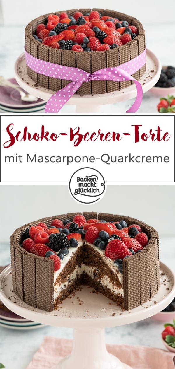 Diese Schoko-Beeren-Torte ist eine wunderbare Kombination aus saftigem Rührteigboden, sahniger Mascarpone-Füllung, fruchtigem Topping und knuspriger Waffeldeko. Die Muttertagstorte für Anfänger ist genau das richtige für alle, die ein bisschen Eindruck schinden wollen - obwohl sie keine Tortenprofis sind. #backenmachtglücklich #torte #muttertag #schokotorte