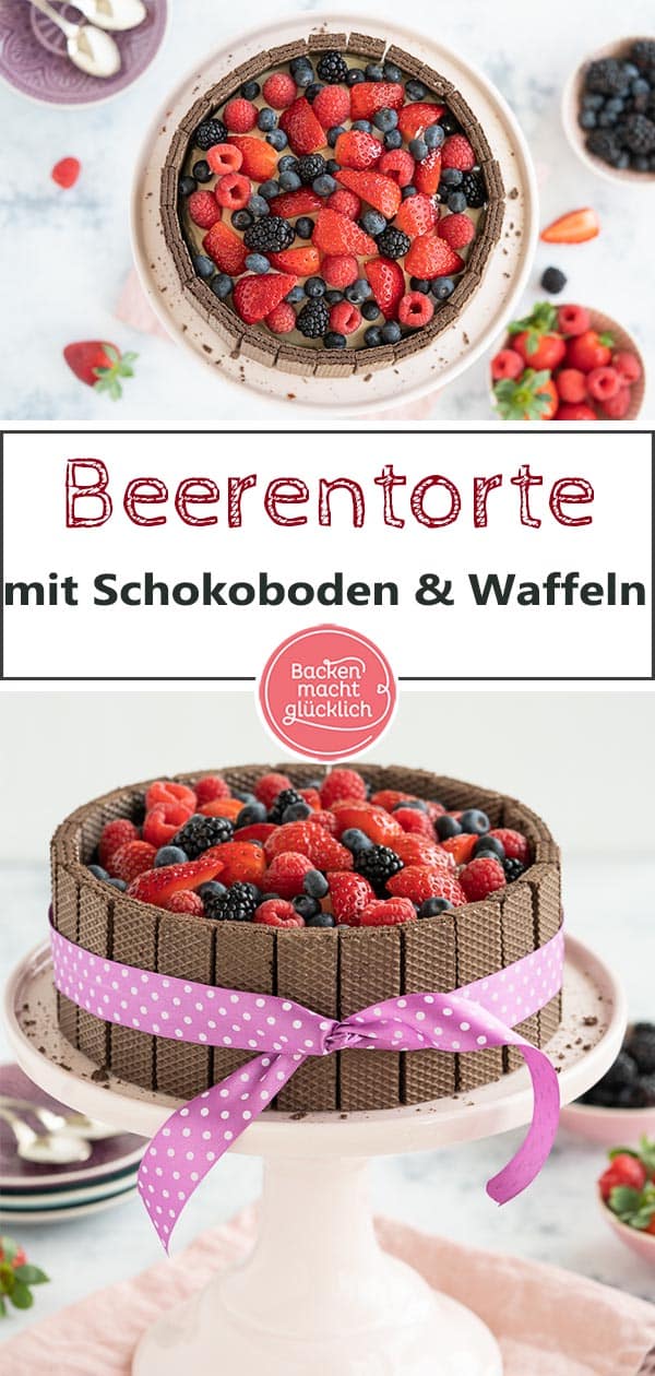 Diese Schoko-Beeren-Torte ist eine wunderbare Kombination aus saftigem Rührteigboden, sahniger Mascarpone-Füllung, fruchtigem Topping und knuspriger Waffeldeko. Die Muttertagstorte für Anfänger ist genau das richtige für alle, die ein bisschen Eindruck schinden wollen - obwohl sie keine Tortenprofis sind. #backenmachtglücklich #torte #muttertag #schokotorte