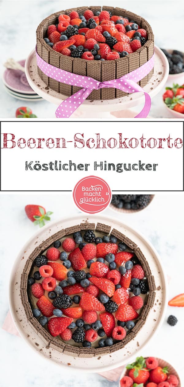 Diese Schoko-Beeren-Torte ist eine wunderbare Kombination aus saftigem Rührteigboden, sahniger Mascarpone-Füllung, fruchtigem Topping und knuspriger Waffeldeko. Die Muttertagstorte für Anfänger ist genau das richtige für alle, die ein bisschen Eindruck schinden wollen - obwohl sie keine Tortenprofis sind. #backenmachtglücklich #torte #muttertag #schokotorte