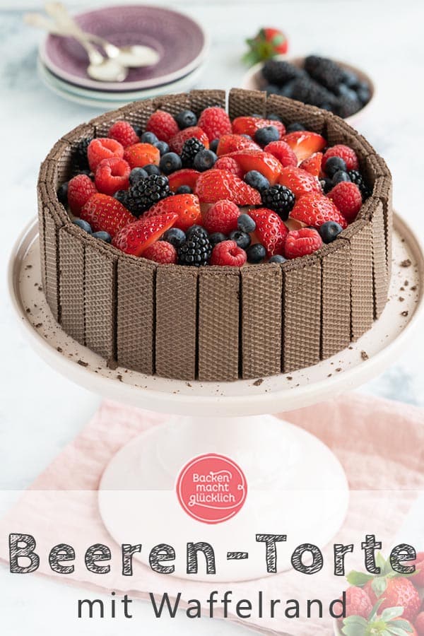 Diese Schoko-Beeren-Torte ist eine wunderbare Kombination aus saftigem Rührteigboden, sahniger Mascarpone-Füllung, fruchtigem Topping und knuspriger Waffeldeko. Die Muttertagstorte für Anfänger ist genau das richtige für alle, die ein bisschen Eindruck schinden wollen - obwohl sie keine Tortenprofis sind. #backenmachtglücklich #torte #muttertag #schokotorte