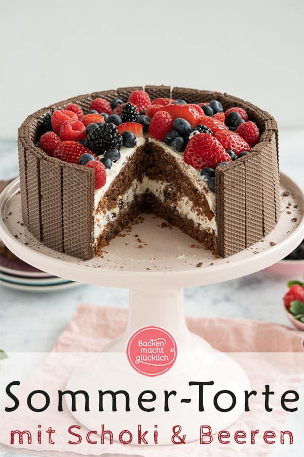 Diese Schoko-Beeren-Torte ist eine wunderbare Kombination aus saftigem Rührteigboden, sahniger Mascarpone-Füllung, fruchtigem Topping und knuspriger Waffeldeko. Die Muttertagstorte für Anfänger ist genau das richtige für alle, die ein bisschen Eindruck schinden wollen - obwohl sie keine Tortenprofis sind. #backenmachtglücklich #torte #muttertag #schokotorte