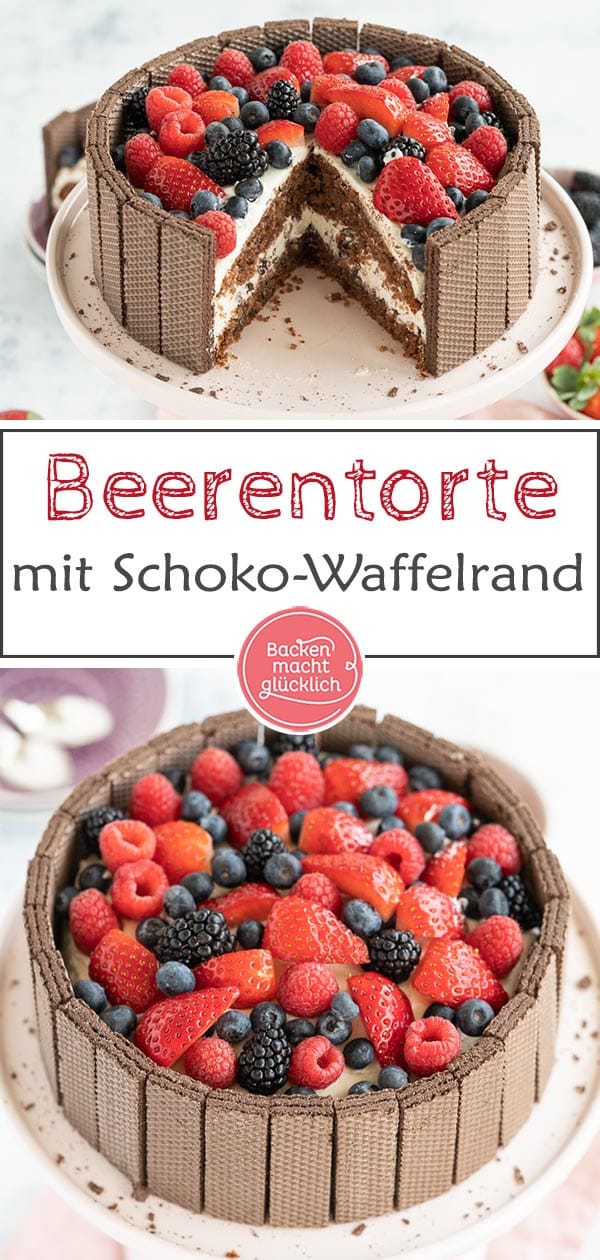 Diese Schoko-Beeren-Torte ist eine wunderbare Kombination aus saftigem Rührteigboden, sahniger Mascarpone-Füllung, fruchtigem Topping und knuspriger Waffeldeko. Die Muttertagstorte für Anfänger ist genau das richtige für alle, die ein bisschen Eindruck schinden wollen - obwohl sie keine Tortenprofis sind. #backenmachtglücklich #torte #muttertag #schokotorte