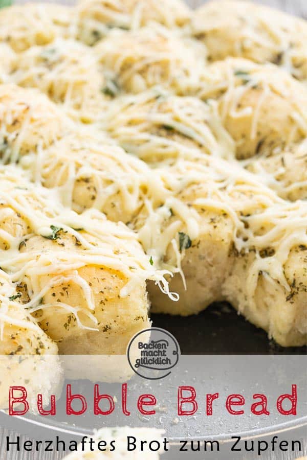 Herzhaftes Zupfbrot mit Kräuterbutter: Dieses einfache Pull Apart Brot ist die perfekte Beilage zum Grillen, aber auch ein leckeres Partybrot. Ein pikantes Bubble Bread, das süchtig macht! #backenmachtglücklich #zupfbrot #grillen #pullapartbrot #brot