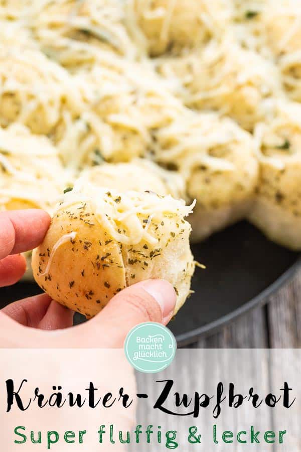 Herzhaftes Zupfbrot mit Kräuterbutter: Dieses einfache Pull Apart Brot ist die perfekte Beilage zum Grillen, aber auch ein leckeres Partybrot. Ein pikantes Bubble Bread, das süchtig macht! #backenmachtglücklich #zupfbrot #grillen #pullapartbrot #brot