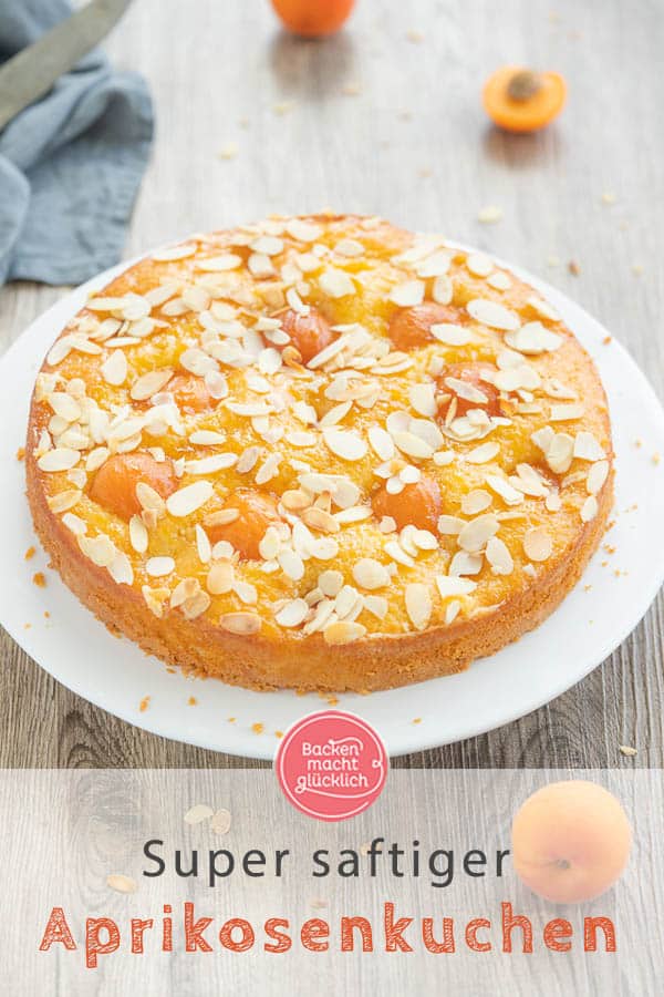 Ein super einfacher Aprikosenkuchen mit Mandeln aus saftigem Rührteig. Der köstliche Obstkuchen mit Aprikosen ist einer von Omas berühmten Klassikern, die immer gut ankommen! #aprikosenkuchen #aprikosen #sommer #mandel #obstkuchen #backenmachtglücklich