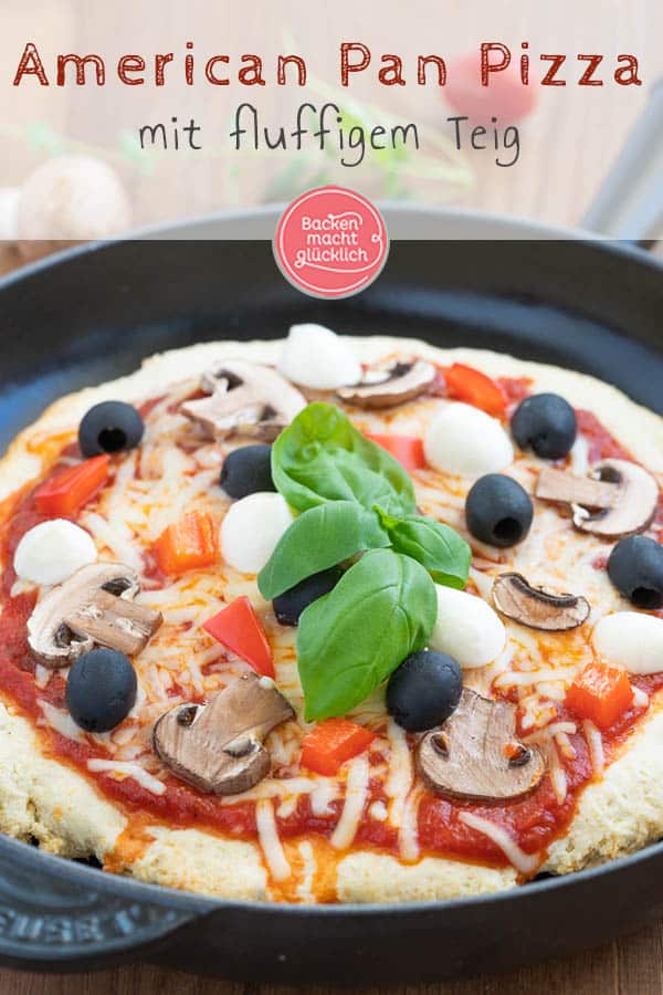 Mit diesem genialen Rezept für Pan Pizza ohne Hefe liegt ihr immer richtig: Ganz nach amerikanischem Vorbild hat diese Pizza aus der Pfanne einen super knusprigen Boden, aber ist in der Mitte total fluffig. Eine schnelle und einfach Alternative zu normaler Pizza! #panpizza #pizza #pfannenpizza #pikant #backenmachtglücklich